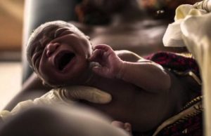 Diapaga : la CRS baptise un nouveau-né, «Innocent»