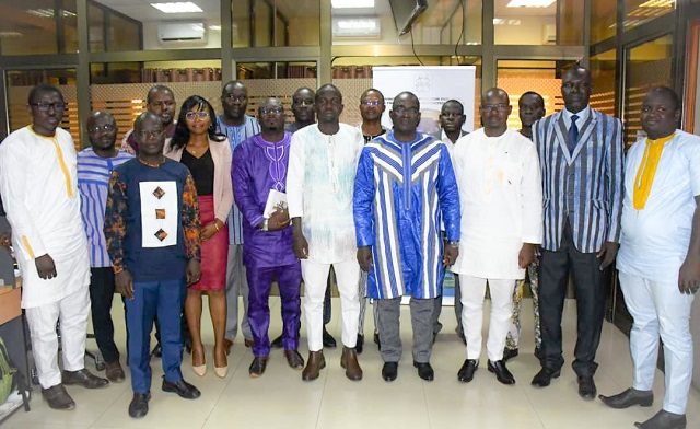 Photo de famille à l'issue de la rencontre avec le ministre Bassolma Bazié en Faso Dan Fani bleu