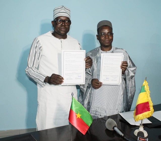 Signature d'accords entre les responsables des deux structures