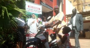 Tombola Mob’Assur : Une moto pour Adèle Akoudoum