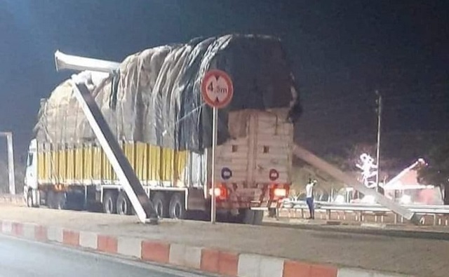 Vue d'un véhicule qui a détruit le portique de signalisation sur le boulevard des Tensoba à Ouaga