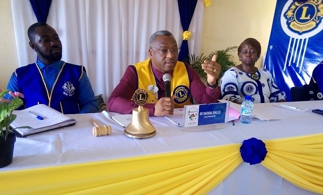 Le Gouverneur du District 403 A3, Dr Daouda Diallo, s'entrenant avec les LEOs