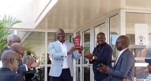 Financial Afrik Awards 2022: le lauréat Arouna Nikiéma dédie son prix aux hommes d’affaires burkinabè