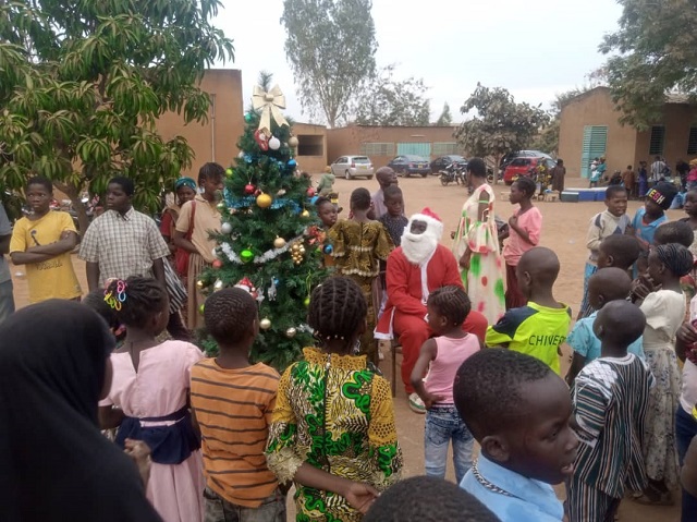 Les enfants de l'APEE en joie autour d'un arbre de Noël