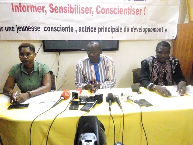 Les responsables du CISAG. Le président Issiaka Ouédraogo face aux micros