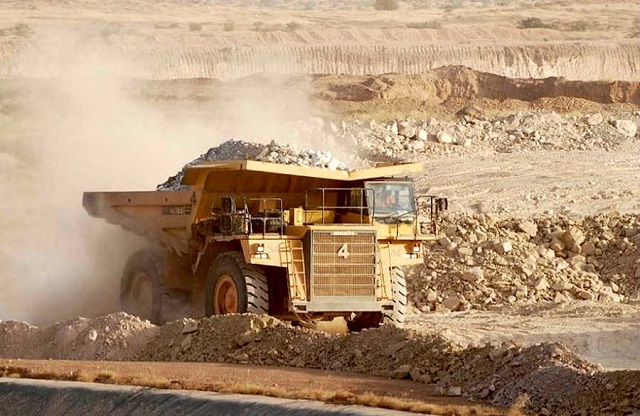 Un camion chargeant des granites sur un site minier