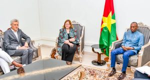 Le Premier ministre, à l’ambassadrice du Canada: «Nous voulons des armes»