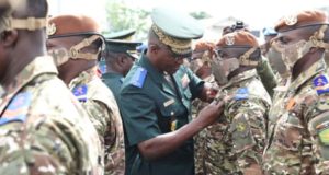 La Côte d’Ivoire décore 852 soldats dont les 49 qui étaient détenus au Mali