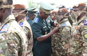 La Côte d’Ivoire décore 852 soldats dont les 49 qui étaient détenus au Mali