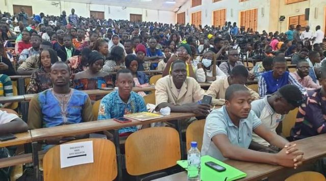 Des étudiants lors de leur rencontre avec le président_1