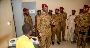 Lutte contre le terrorisme : le Chef de l’Etat au chevet des militaires blessés