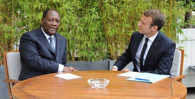 Image d'archive de Emmanuel Macron et Alssane Ouattara