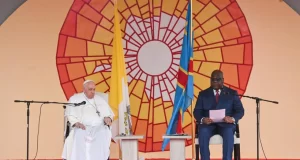Le pape François arrivé à Kinshasa dénonce le «colonialisme économique»