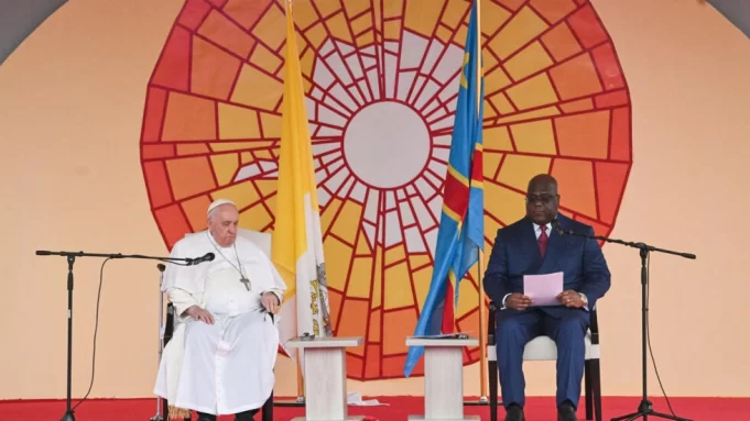 Le pape François arrivé à Kinshasa dénonce le «colonialisme économique»
