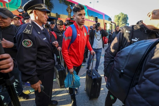 Les joueurs marocains quittant l'aéroport après avoir été empêchés de décoller pour l'Algérie