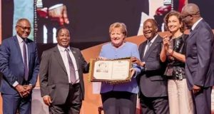 UNESCO: Angela Merkel reçoit le Prix Félix Houphouët-Boigny à Yamoussoukro