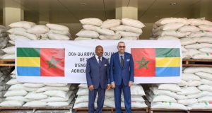 Le Roi Mohammed VI remet un don de fertilisants au profit d’agriculteurs gabonais