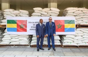 Le Roi Mohammed VI remet un don de fertilisants au profit d’agriculteurs gabonais