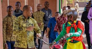 Burkina: le cycliste venu du Mali reçu en audience par le président de l’ALT