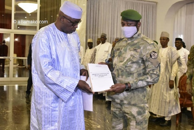 Le président Assimi Goïta reçoit le nouveau projet de Constitution malien (Ph. Abamako)