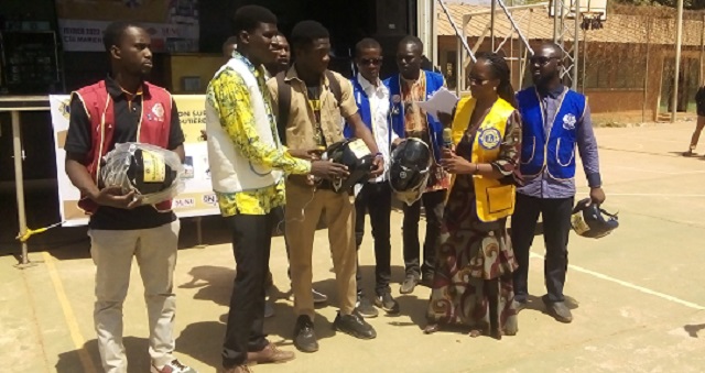 Remise de casque de motos à un élève bénéficiaire