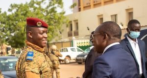 A Ouagadougou, Talon et le capitaine Traoré en tête-à-tête