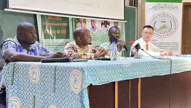 De la droite vers la gauche, Wang Wenzhang, diplomate chinois, le Pr Alkassoum Maïga et l'imam de l'AEEMB et du CERFI, Ismaël Tiendrébéogo