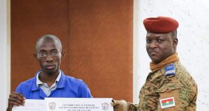 Effort de guerre: des élèves remettent leur contribution au Président Traoré