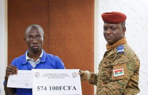 Effort de guerre: des élèves remettent leur contribution au Président Traoré