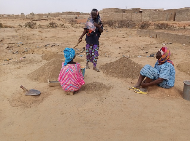 Elles vendent le sable et les gravillons pour subvenir à leurs besoins