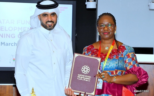 La ministre des Affaires étrangères burkinabè, Olivia Rouamba, et le directeur général du Fonds Qatari, Jassim Alkuwari