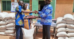 Association «DALOBE»: vivres et fournitures pour les élèves de Gampéla A