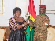 28e édition du FESPACO: Apolline Traoré présente son trophée au président Ibrahim Traoré