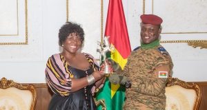 28e édition du FESPACO: Apolline Traoré présente son trophée au président Ibrahim Traoré