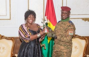 28e édition du FESPACO: Apolline Traoré présente son trophée au président Ibrahim Traoré