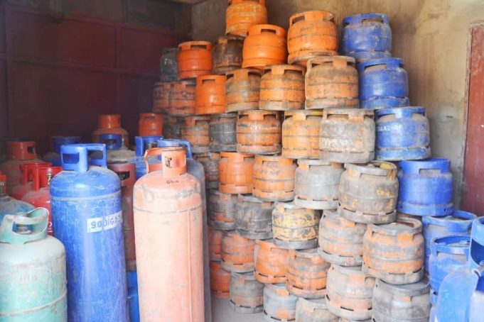 Ouagadougou: plus de 400 bouteilles de gaz saisies dans un centre de reconditionnement illégal