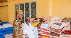 Effort de guerre: le Moogho Naaba Baongo apporte 7 000 000 F CFA et des vivres