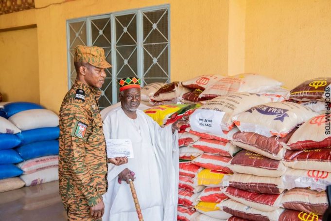 Effort de guerre: le Moogho Naaba Baongo apporte 7 000 000 F CFA et des vivres