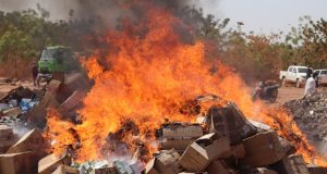 Ouagadougou: des produits prohibés d’environ 700 millions FCFA incinérés