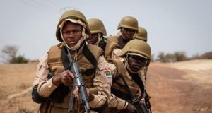 Les forces burkinabè affirment avoir tué plus de 100 terroristes