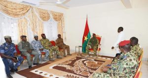 Lutte contre le terrorisme à l’Est: le capitaine Traoré parle aux chefs militaires