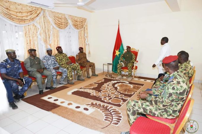 Lutte contre le terrorisme à l’Est: le capitaine Traoré parle aux chefs militaires
