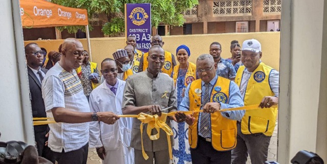 De la droite vers la gauche, le Gouverneur des Lions, Daouda Diallo, le directeur général de Yalgado et Ibrahim Héma de la Fondation Orange