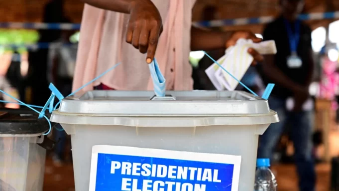 Présidentielle en Sierra Leone: l’opposition et des observateurs locaux contestent le résultat de l’élection
