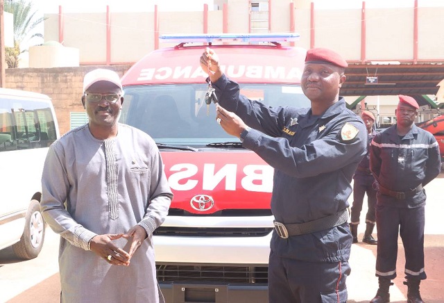 Le directreur général de la LONAB, Ibrahim Ben Harouna Zarani remettant les clés des engins roulants au commandant de la BNSP, le lieutenant-colonel Daba Naon
