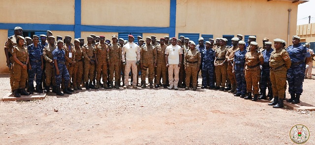 Photo de famille du chef de l'Etat, le capitaine Ibrahim Traoré et le personnel de la gendarmerie