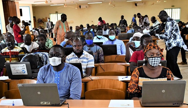 Des candidats composant en ligne (Image d'archive)