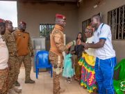 Le capitaine Ibrahim Traoré aux côtés des familles des FDS tombés au front
