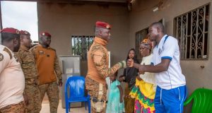 Le capitaine Ibrahim Traoré aux côtés des familles des FDS tombés au front