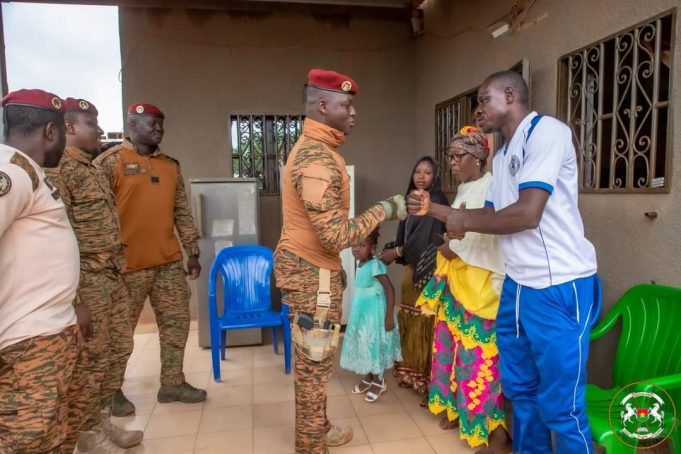Le capitaine Ibrahim Traoré aux côtés des familles des FDS tombés au front